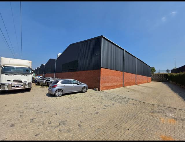 1,214M² WAREHOUSE TO LET IN COSMO BUSINESS PARK